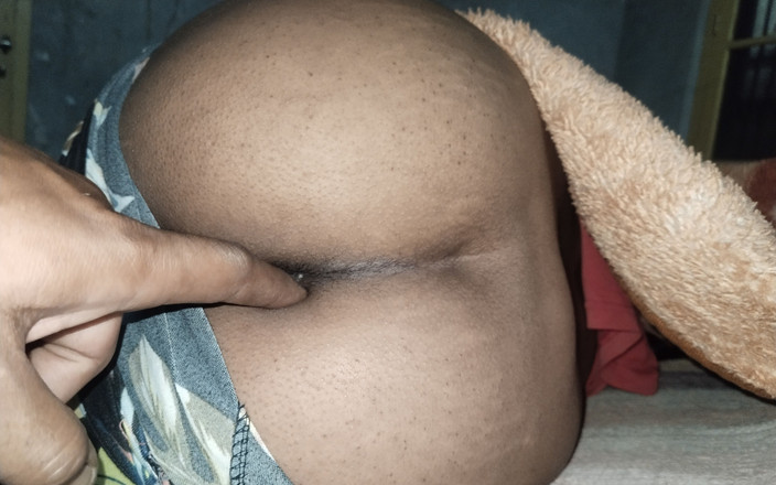 Desi Sex Slave: Aku lagi asik mainin kontol besar temanku sebelum dia mencukur...