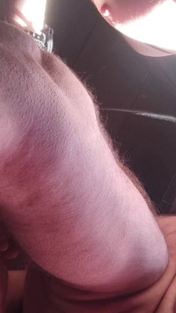 De cerca palpitante semen en la boca mamada