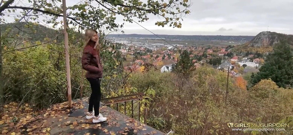 Mugur's World: La piccola gina gerson adora scoparsi la figa all'aperto
