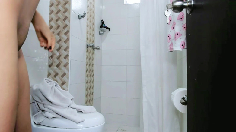 Lissa Brown: Stiefpapi platziert eine Peeker-kamera, während ich im badezimmer bin