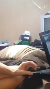 Esposa amateur chupa y masturba la polla mientras ve su porno casero