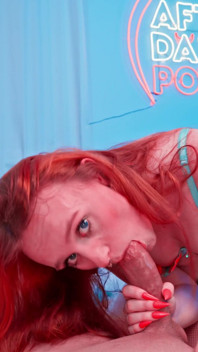 Britse tengere roodharige Pixie Bell zuigt en neukt een enorme lul