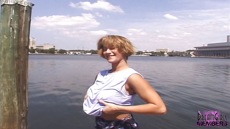 Dream Girls: Mindy Bares ses énormes seins et sa chatte à Tampa