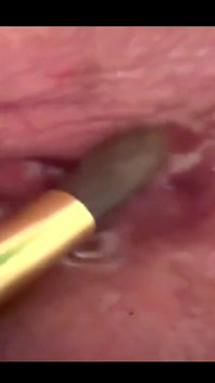Extrême, caresse de mon clito percé par une brosse de maquillage et un orgasme énorme me font mouiller complètement ma chatte