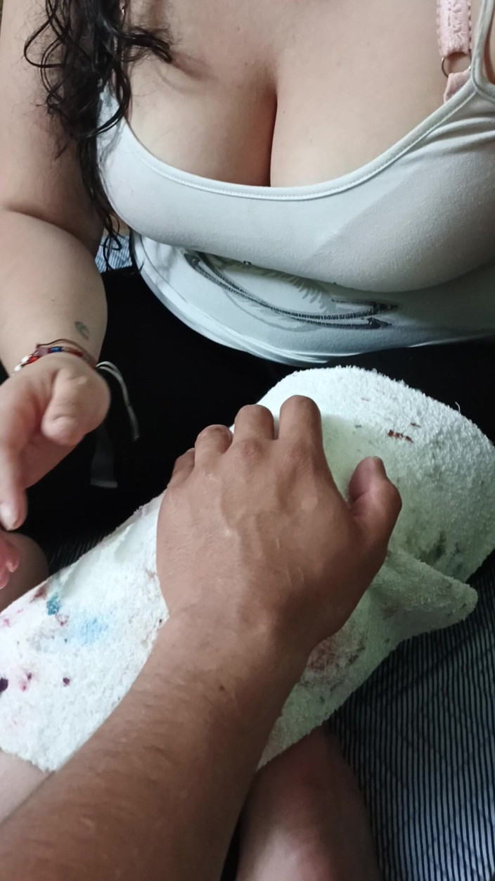 PAREJA LATINA: Saya tidak boleh menentang menyentuh tetek Manicurist