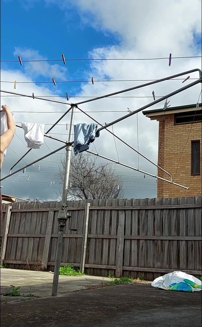 Michellexm: Çıplak ev işi bu video çok eğlenceliydi. Kıyafetlerimi yıkıyorum, havada götümle çamaşır...