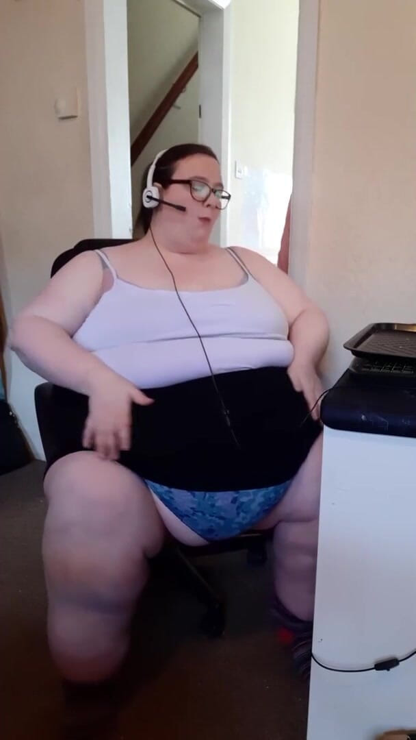 SSBBWLadyBrads: Товстушка насолоджується пончиками від свого боса