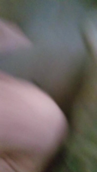 내 구멍을 가지고 놀고 있어, 너의 자지가 내 안에 있는 것처럼, 내 후장을 따먹으라고 말하고 있어!