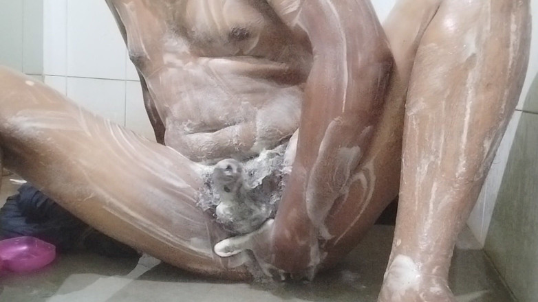 Arav06: Pic făcând baie