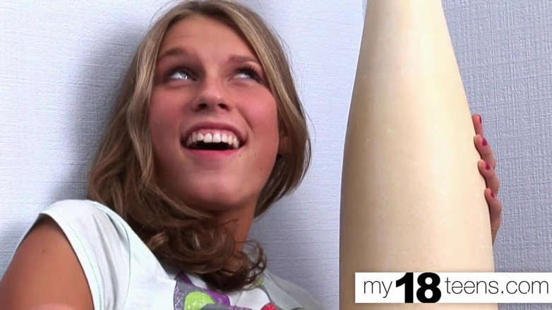 My 18 Teens: MY18TEENS - gagică își masturbează pizda umedă și are orgasm real