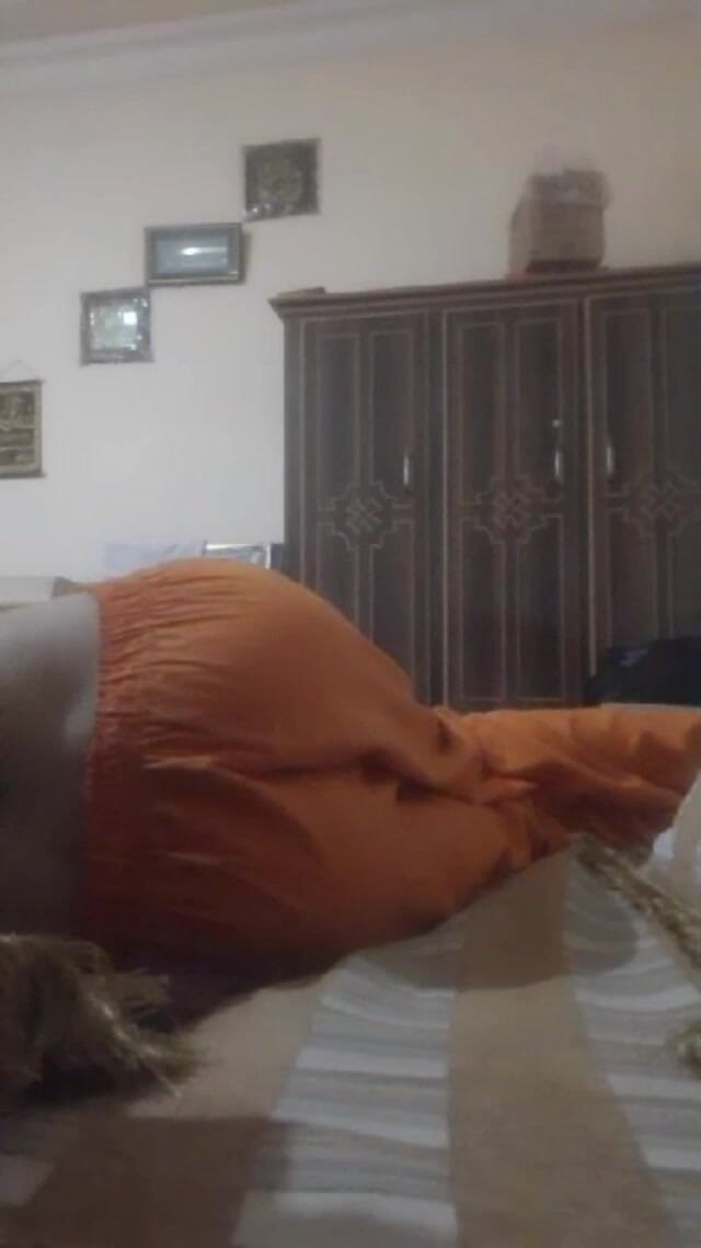 Sapnashah007: Turuncu Şalvarlı Pakistanlı Pathan Kız Götünü Gösteriyor