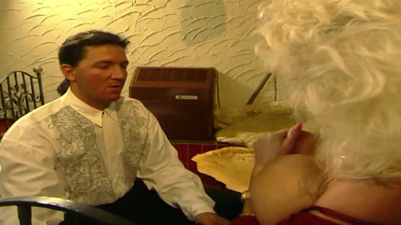 Vintage Climax: Vynikající blonďatá MILFka s obrovskými prsy miluje chuť horké nálože