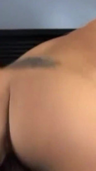 Bu sarışın orta yaşlı seksi kadın siyah azgın bir adam tarafından sikilme şansını asla kaçıramıyor