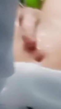Ragazzo magro si masturba e mangia il suo sperma