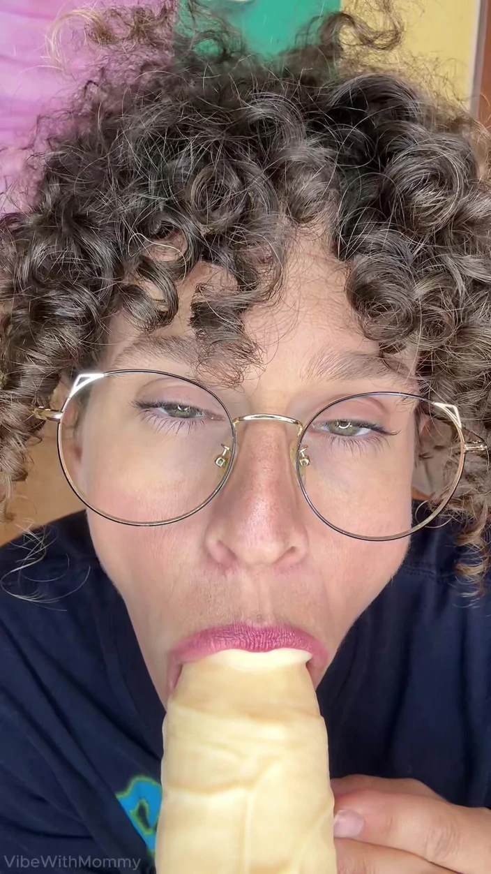 VibeWithMommy: 계모 커피에 정액