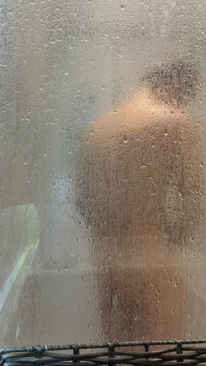 joanraay: Můj nevlastní bratr přišel na návštěvu a nechal otevřené dveře,...