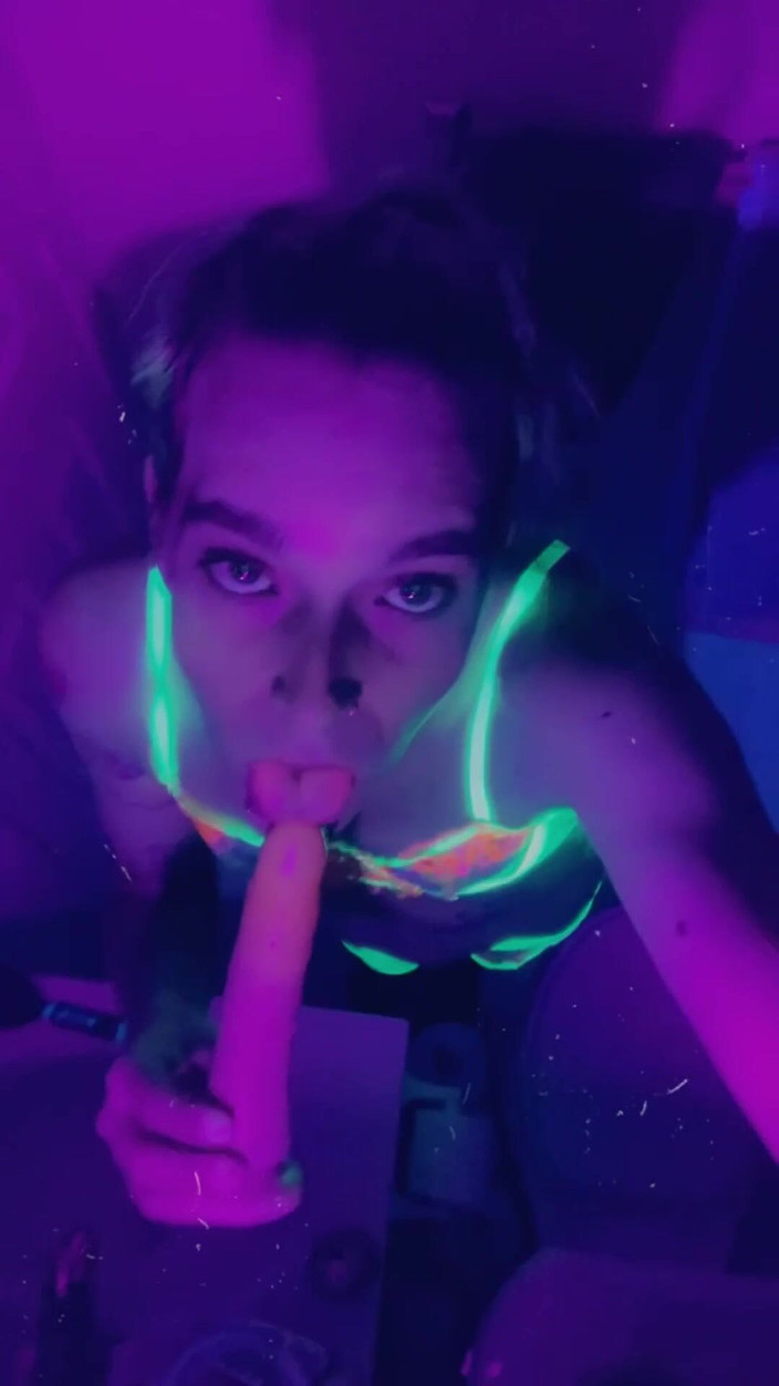 CarmenMelatonin: パーティーの準備ができているかなり絶賛の女の子