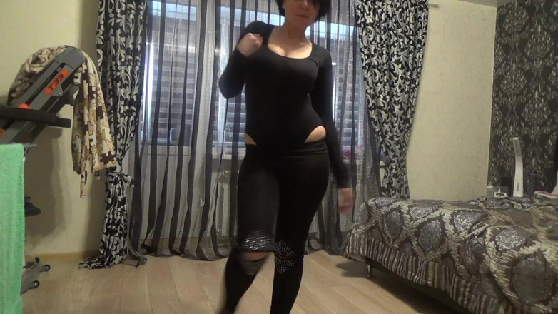 Goddess Misha Goldy: Yoga pantolonlu büyük memeli dansçı bölüm 1