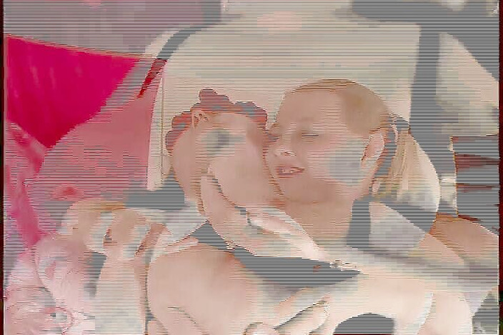 Lesbian Tales: Як збуджений її бекон трясеться, поки її подруга трахає її ззаду ділдо зі страпоном