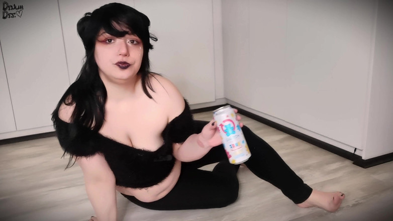Delilah Dee: Linda chica gordita gótica eructa, ruidos del vientre y juego...