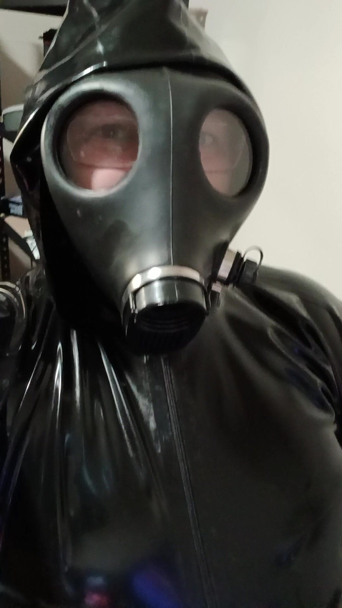 Latex Boy: Isreali Gasmask Latex-trainingsanzug Orgasmus