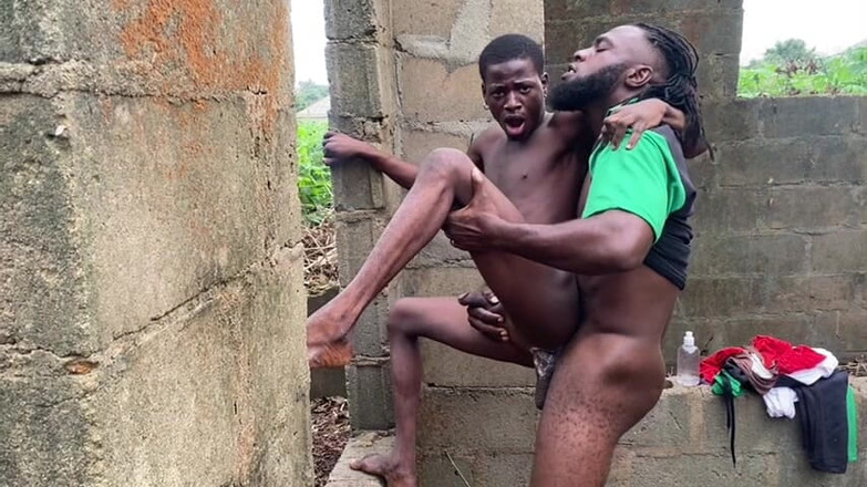 Big_brown: Il me baise tellement bien dans la brousse que je...