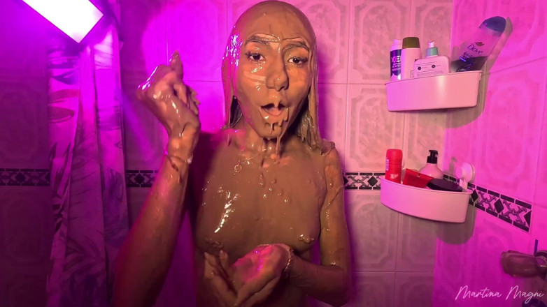 MartinaMagni: Hice un pequeño lío de chocolate en el baño y...