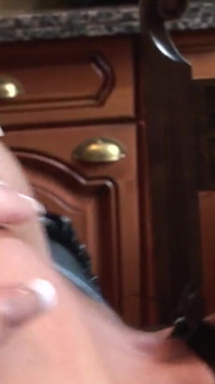 Латексну покоївку жорстко відтрахали в її пизду і доїли
