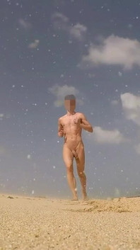 Необрізаний нудист працює з стояком на державному пляжі