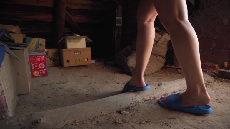 Teasecombo 4K: Upskrt d’une demi-sœur sexy qui corvée les corvées dans le...