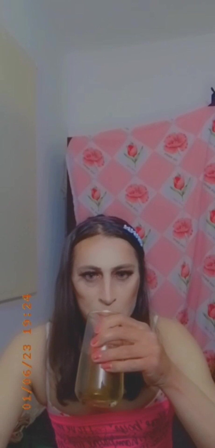 Tala Hejazi: Femboy Bea pișat