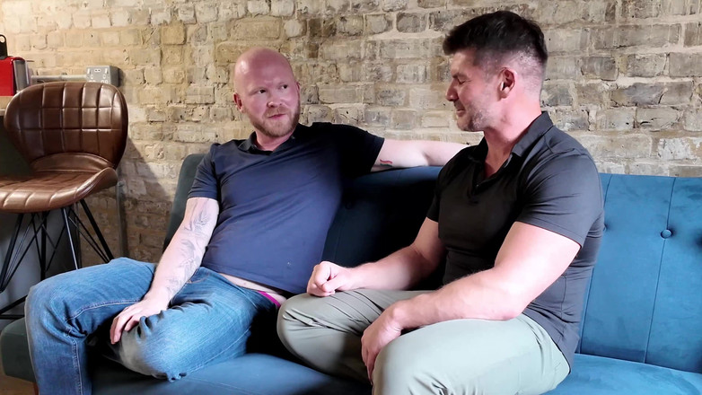 CoachStuds: Jurulatih berotot Stud dickmatized keras - aksi jock tanpa kondom gay!