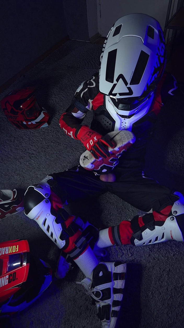 Sneakersmax98: Motociclista com tesão brinca com seu pau