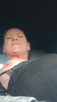 La miLF si masturba e schizza con un enorme cetriolo nel parcheggio del negozio di alimentari
