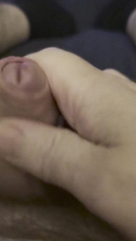 เพื่อนฉันนอนบนเตียงเล่นกับควยใหญ่ รอรูหีเปียกๆ ของฉัน