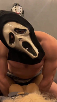 ¡Villano enmascarado se folla a una muñeca sexual en Halloween!
