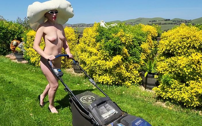Teacher Sugar Nadya: Puta rusa desnuda como ama de casa mojada por hierba