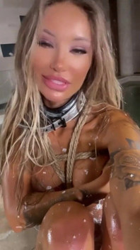 Monika Fox na piscina coberta de cera tenta um novo plug anal