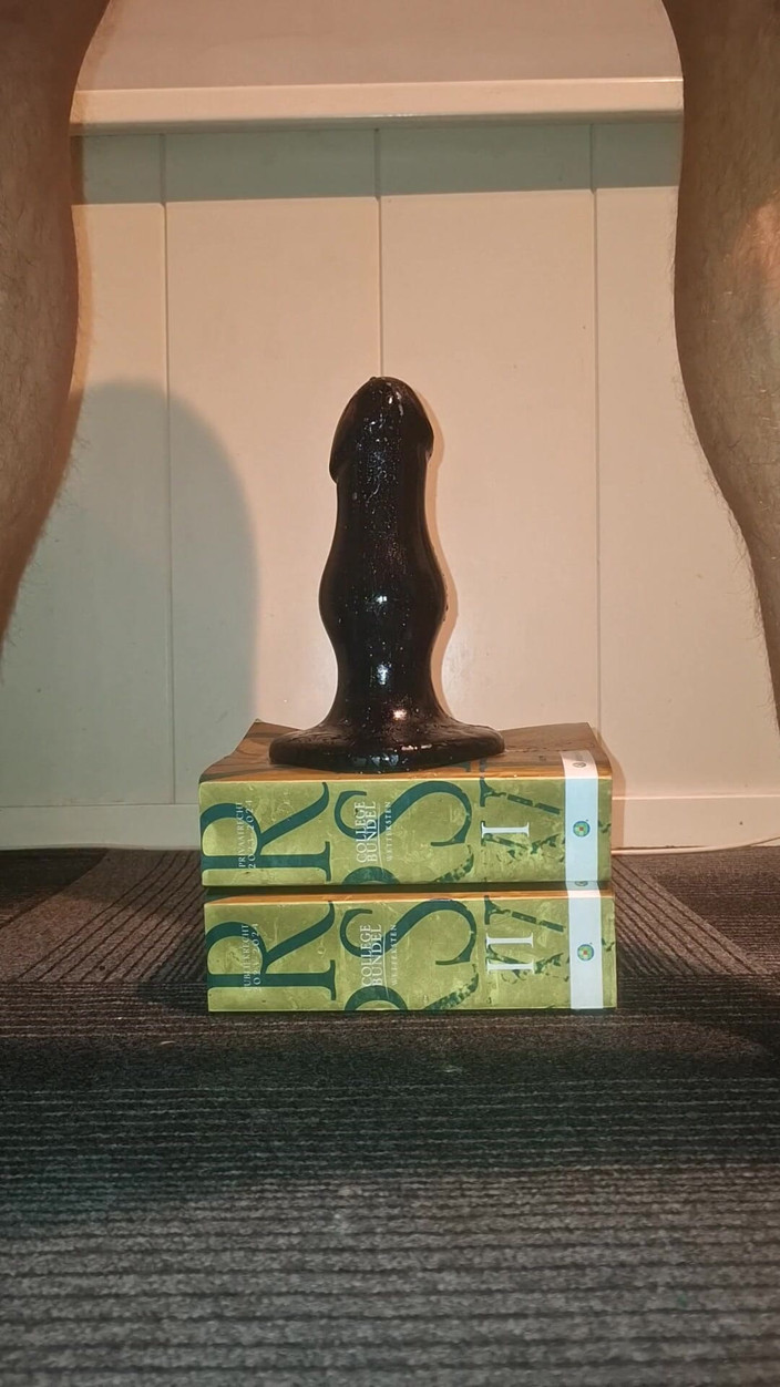 NoFace Twink X: Gorący gej twink rozciągający tyłek i bierze ogromne dildo analne