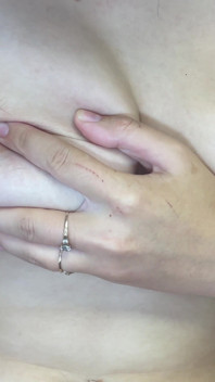 Cewek seksi dengan toket besar alami ini lagi asik nyepong kontol besar!