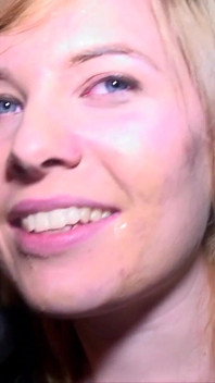 Smutsig ung blond brittisk slampa värmer upp kukar på en kall natt under ett smutsigt dogging -uppdrag