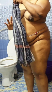 Une fille desi prend une douche entièrement nue dans son espace privé