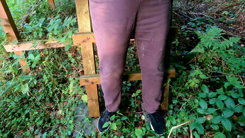 Bouncy Tits Action: Seins nus dans la forêt