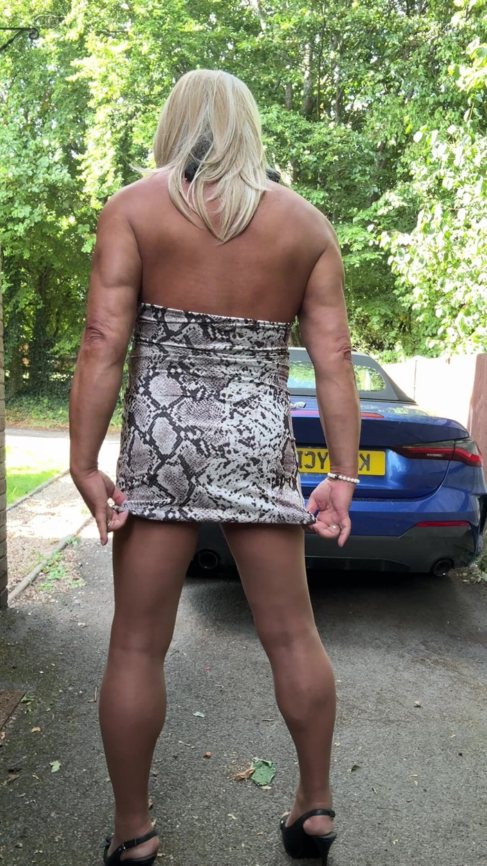 Kellycd2022: Sexy Crossdresser Kellycd2022 v Bílém zvíře Tisk šaty punčocháče a podpatky