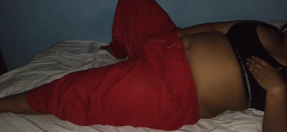 Aria Mia: Högskolestudent onanerar efter att ha sett sin pojkvän penis