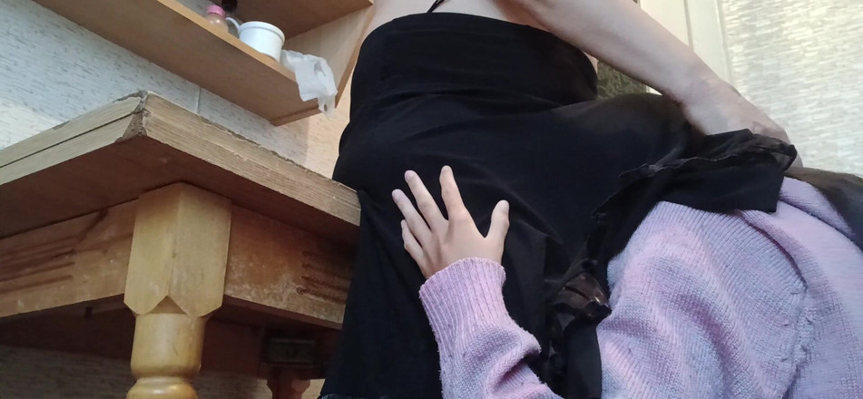 Lesbian-candys: 我的男朋友发现我和他的妈妈在一起，但他没有看到我们做爱，因为我在她的裙子底下