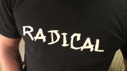 Radical: Finská krátkovlasá brunetka a velký penis