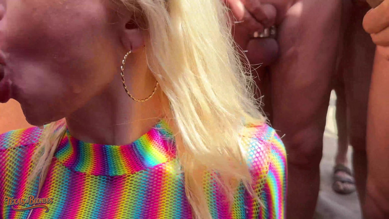 Texas and blondes: ブロンドの美女ヴェラ・ジャーウが大きなチンコに口を突かれる!