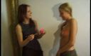Naughty Girls: Två sexiga tonåringar målar varandras kropp