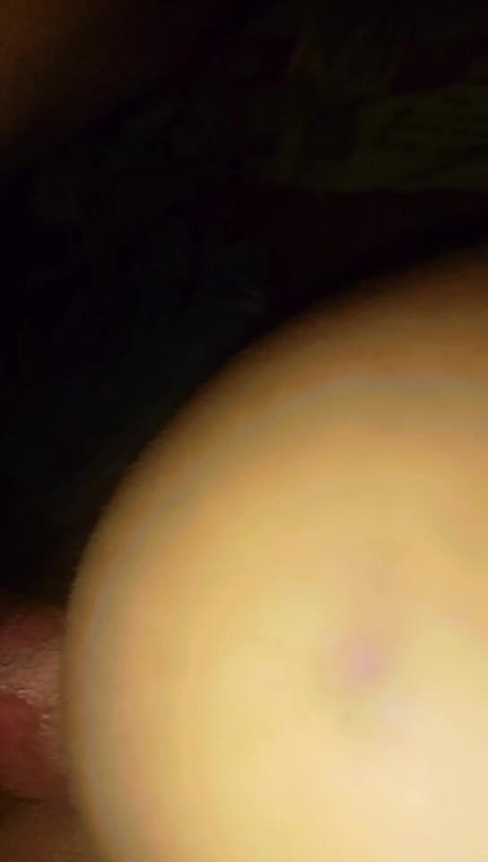 LaraS: Anh ấy đang cố gắng đưa nó vào đít tôi